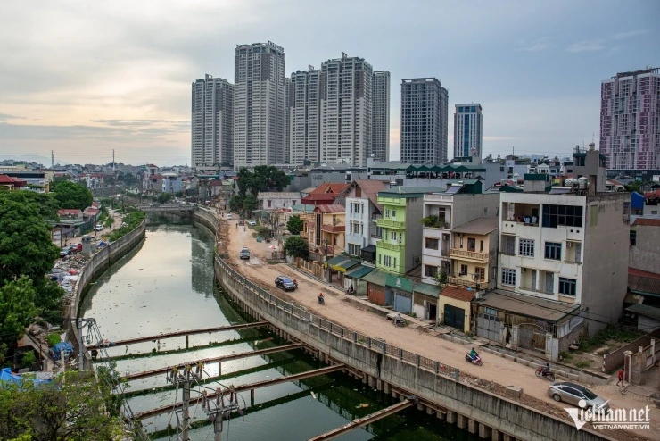 Hà Nội: Đường cải tạo cao hơn nền nhà cả mét, người dân phải bắc ván để đi lại