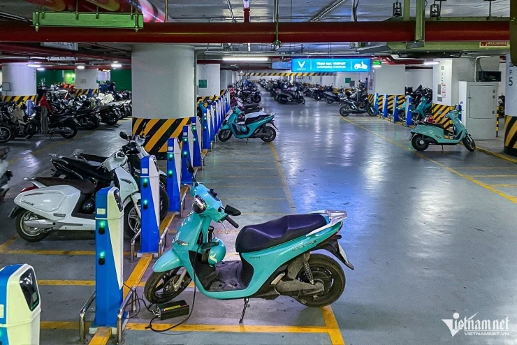 Người dân Hà Nội đang sạc xe điện tại chung cư, nhà riêng ra sao?