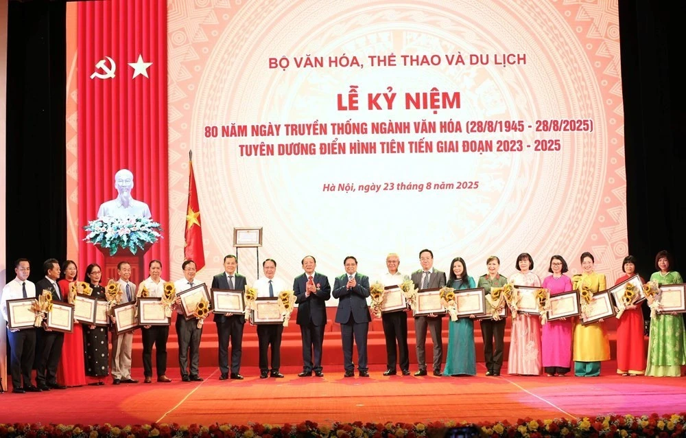 NSND Xuân Bắc, đạo diễn Lý Hải nhận bằng khen của Bộ Văn hóa