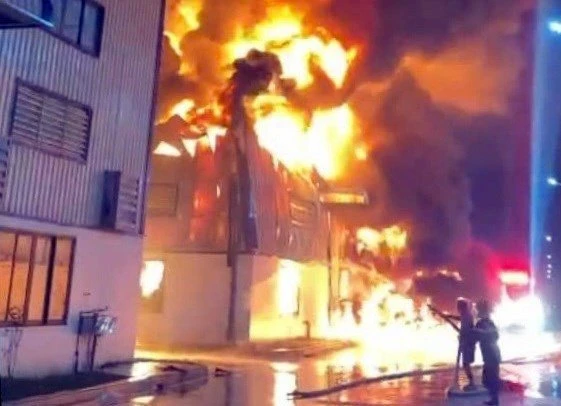 Hải Phòng: Cứu 4 người mắc kẹt trong vụ hỏa hoạn, dập lửa cháy kho xưởng 900m2