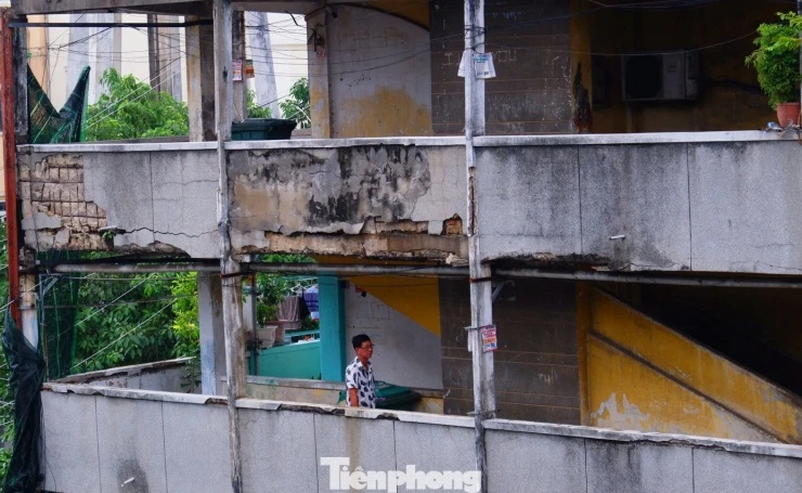 Sống bất an trong chung cư ở TPHCM: 'Nghe tiếng động mạnh là sợ trần rơi'