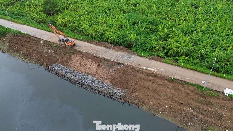 Tuyến đê ở Hà Nội sạt lở, nứt toác nhiều vị trí