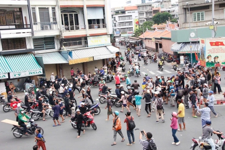 Cảnh tượng hàng chục thanh niên dùng vợt hứng tiền gây náo loạn cả khu phố