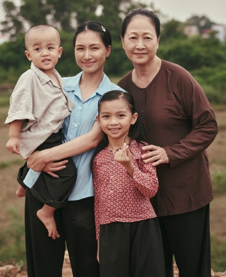Trang phục của Hòa Minzy trong MV Nỗi Đau Giữa Hòa Bình: Nhìn đơn giản, làm cầu kỳ