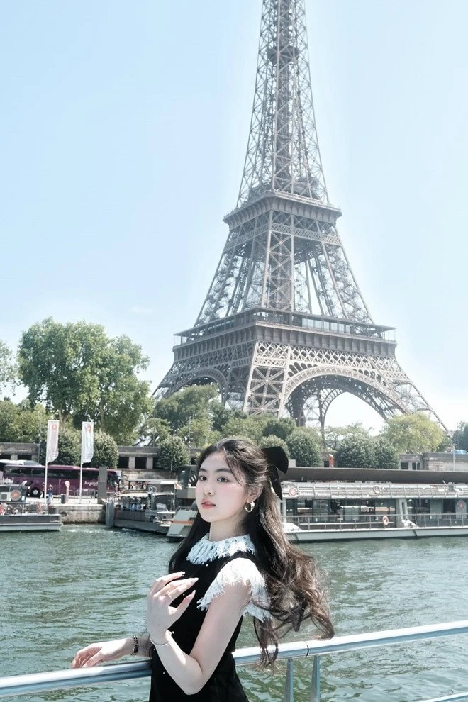 Con gái MC Quyền Linh 'đẹp phát sáng' như công chúa Disney ở châu Âu