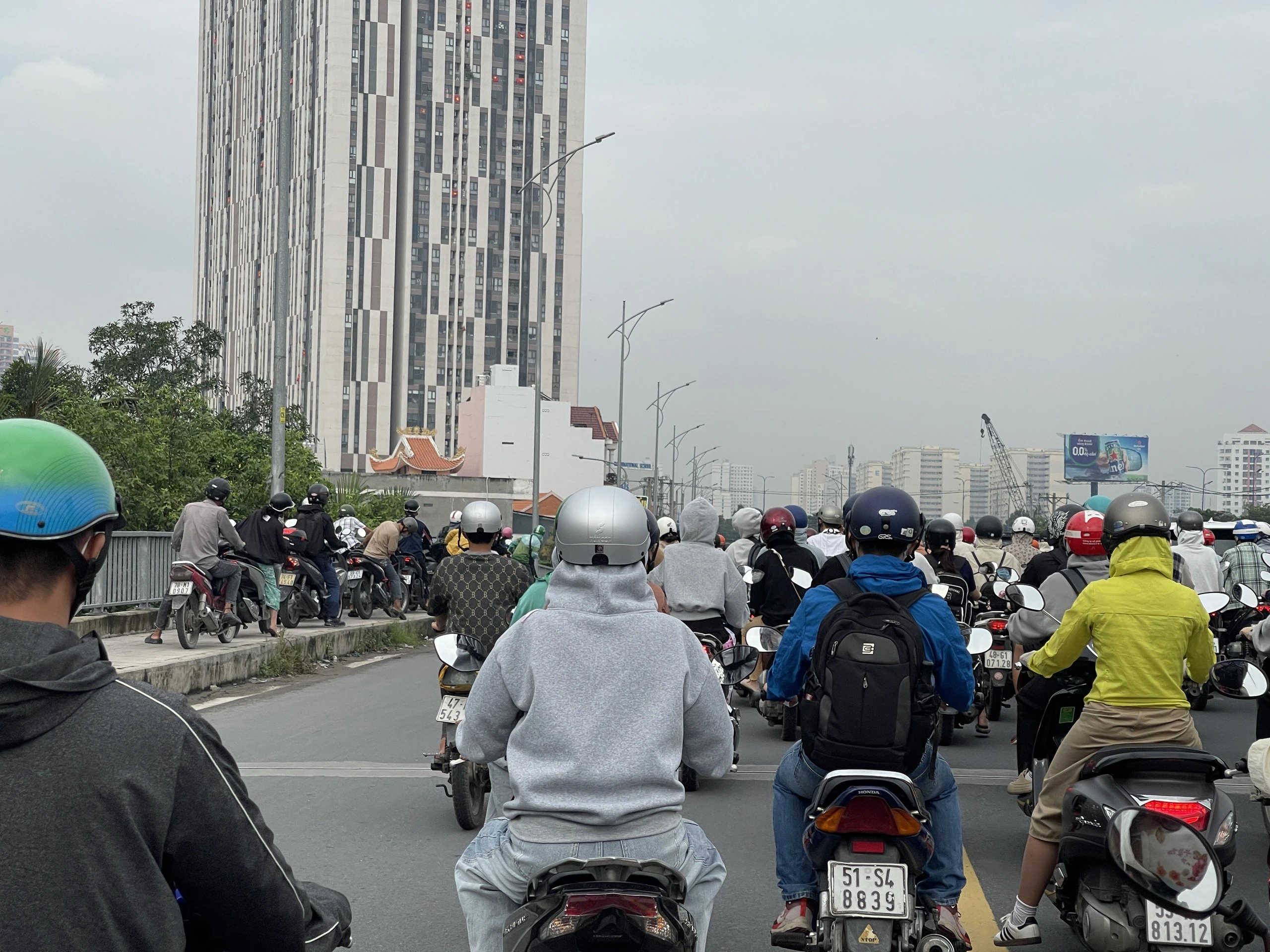 Nhìn thấy bóng CSGT, đám đông xe máy 