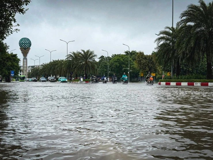Thủ đô ngập lụt chưa từng có: Quân đội điều xe cứu trợ, phụ huynh bì bõm cõng con tan trường