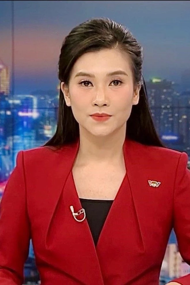 Chân dung BTV Khánh Trang vừa trở lại bản tin Thời sự 19h VTV