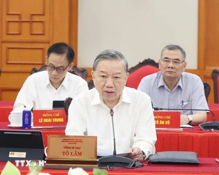 Bộ Chính trị cho ý kiến về đề án nhân sự Đại hội Đảng bộ Hà Nội, TPHCM
