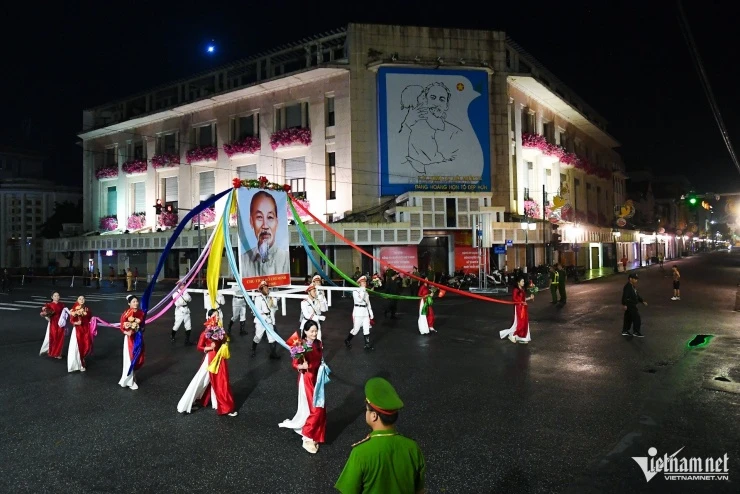 Công an Hà Nội tổng duyệt 'Ngày hội vì Thủ đô bình yên' lúc tờ mờ sáng