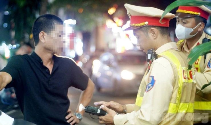 Tài xế vi phạm nồng độ cồn bỏ lại xe, nói 'về nhà lấy phương tiện khác chở vợ đi trực'