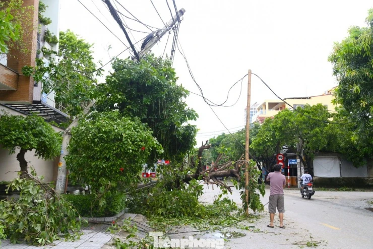 Chật kín người ngồi chờ sạc điện thoại ở trung tâm thương mại, chung cư