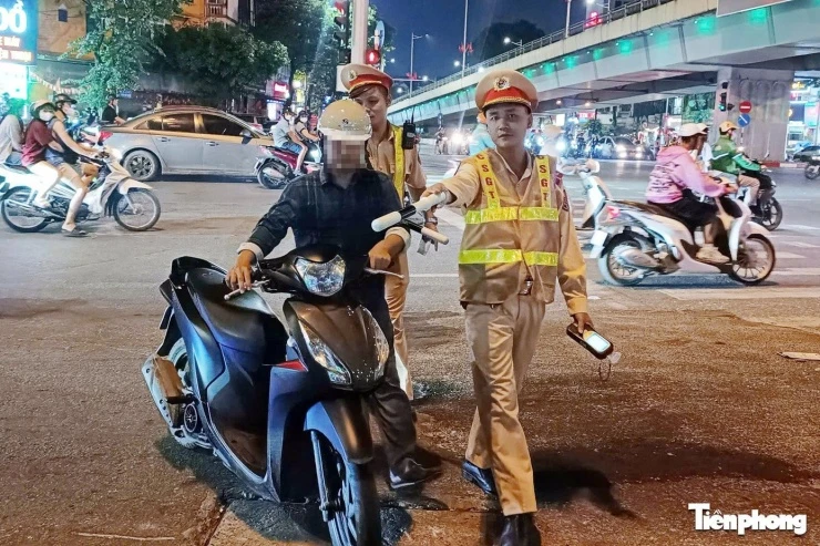 Hà Nội: Uống bia mừng bạn ra viện, nam tài xế bị CSGT xử phạt