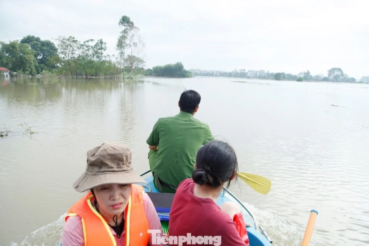 Cô giáo Bắc Ninh bì bõm lội nước dọn bùn đất chờ đón trẻ đến trường