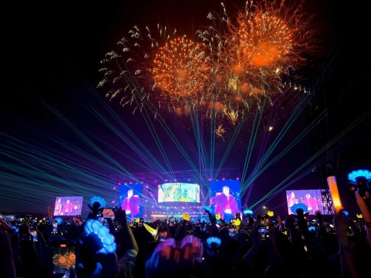 G-Dragon mang cả tủ đồ quen thuộc đến Việt Nam với 2 phụ kiện không thể thiếu