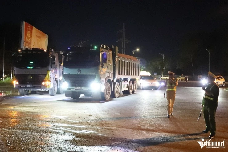 Nữ Trung tá CSGT chỉ huy bắt xe quá tải trong đêm, tài xế 'than' muốn bỏ nghề