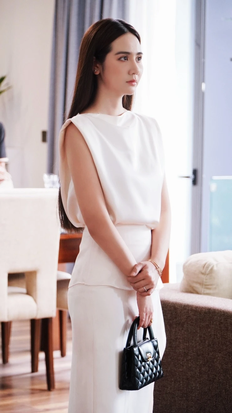 Diễn viên Huyền Lizzie tuổi 35 sexy sang chảnh, vẫn độc thân và không muốn kết hôn