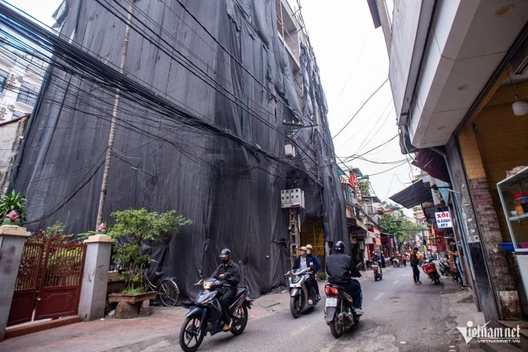 Cảnh rợn người khi đi qua những công trình đang xây, phá dỡ tại Hà Nội