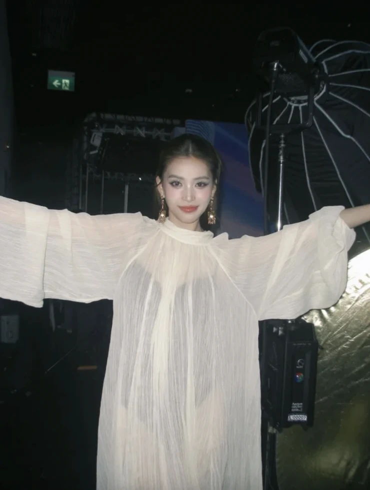 Trang phục 'nửa sexy, nửa kín đáo' gây chú ý của Hoa hậu Tiểu Vy