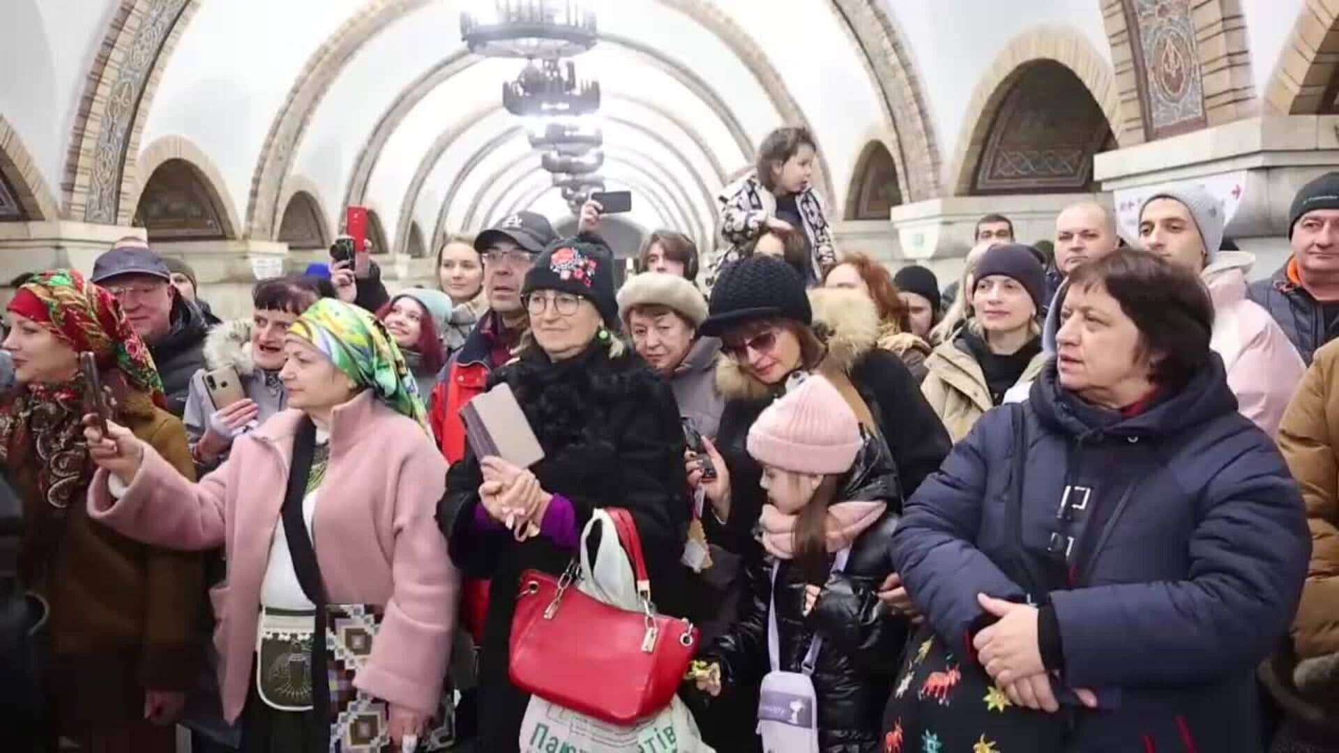 Un grupo de mujeres ucranianas recolecta donativos para enviarlos al ejército