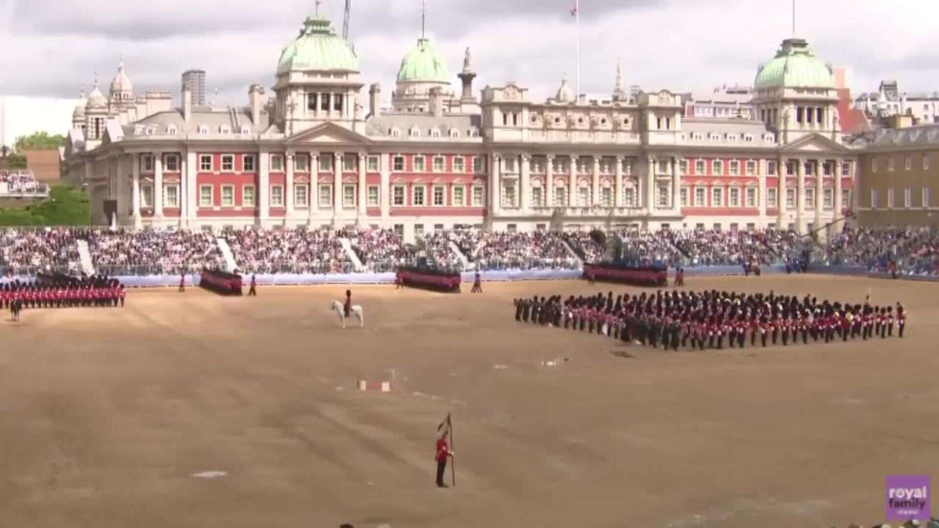 Kate Middleton reaparece con un look bicolor en el Desfile del Estandarte