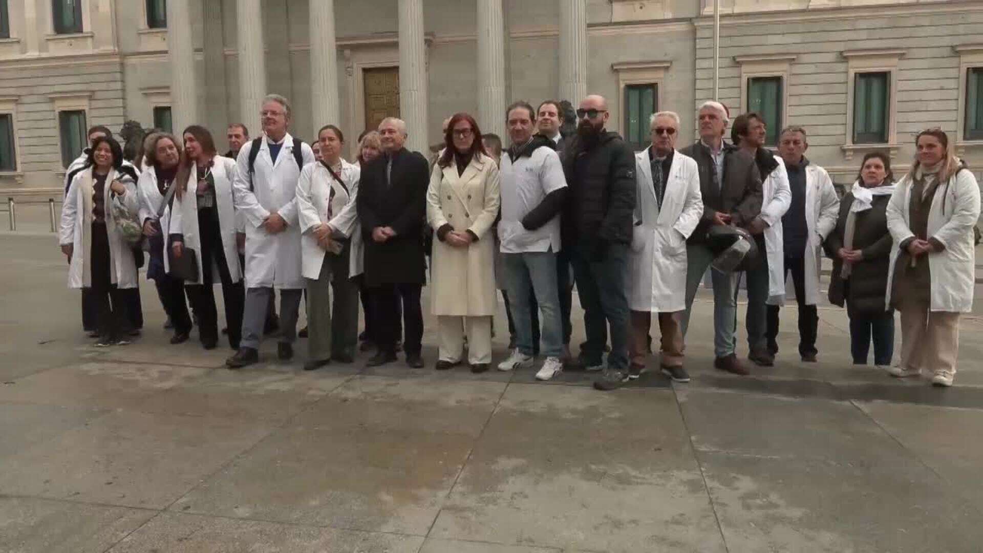 Los médicos se plantan contra Sanidad por negociar sus condiciones sin escucharles