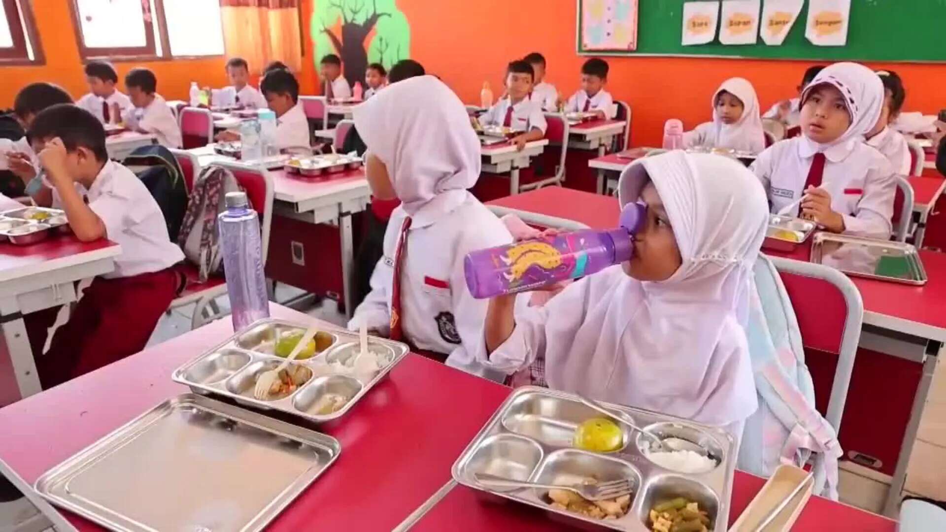 Indonesia lanza un programa de comidas gratuitas para reducir la desnutrición y mejorar el crecimiento infantil