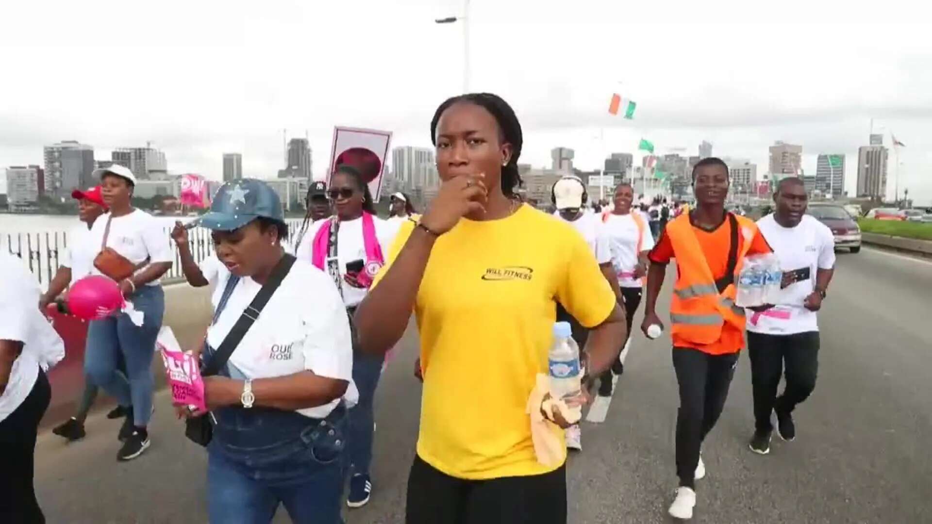 Mujeres marchan en Abiyán para concienciar sobre el cáncer de mama