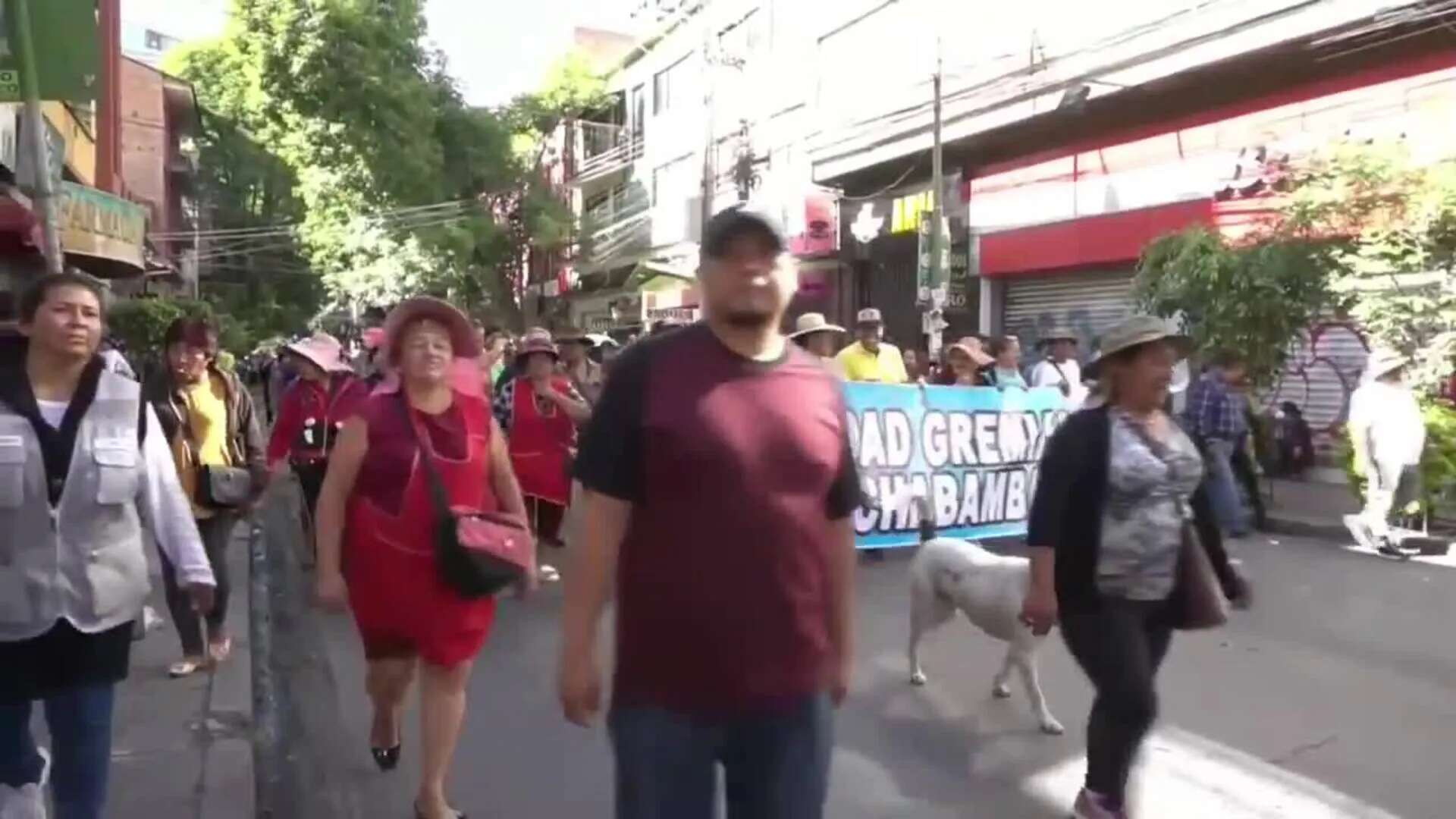 Productores y comerciantes protestan en el centro de Bolivia contra los bloqueos de vías que afectan su economía