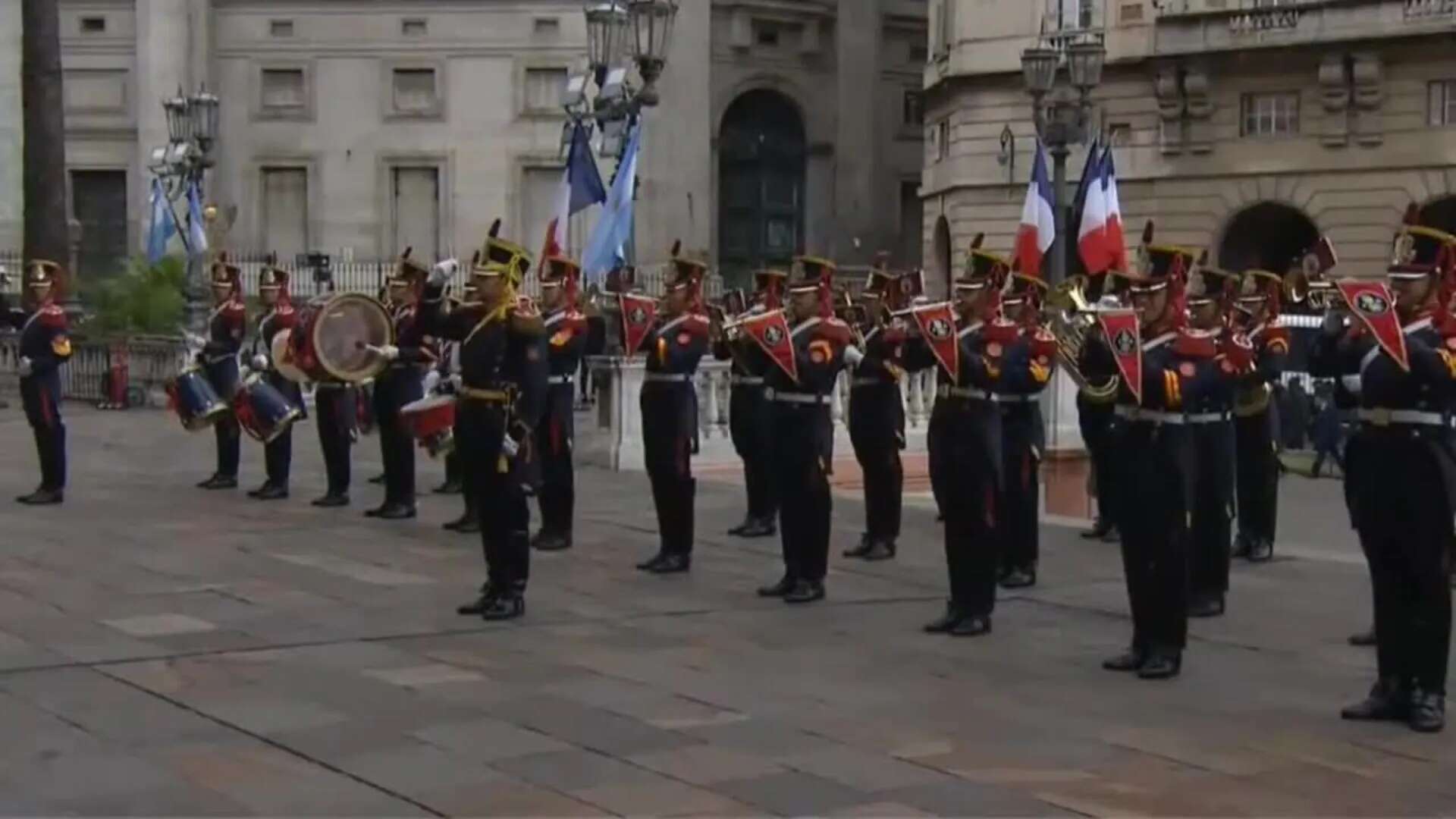 Milei recibe a Macron en la sede del Ejecutivo para reunión bilateral y con empresarios