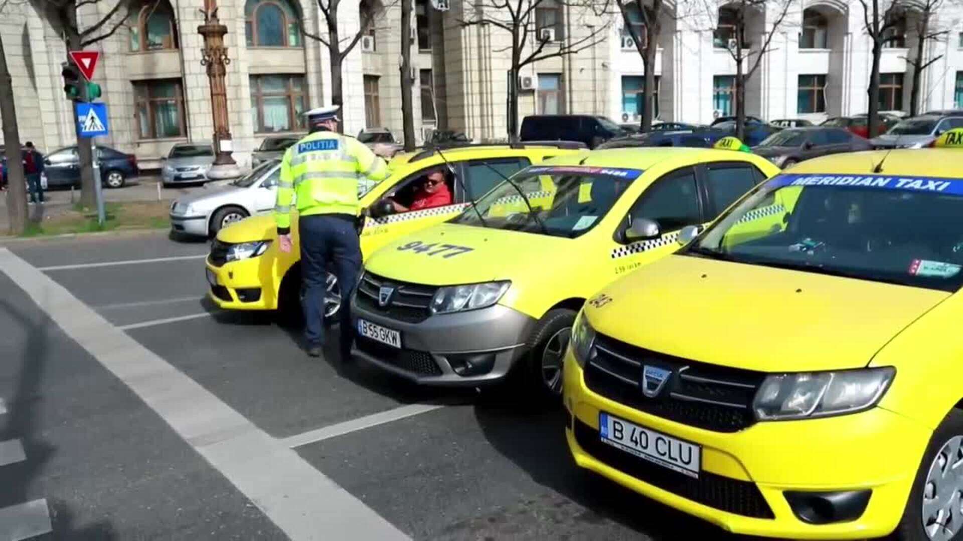 Unos 1.200 taxistas protestan frente al Parlamento rumano contra las empresas de transporte alternativo