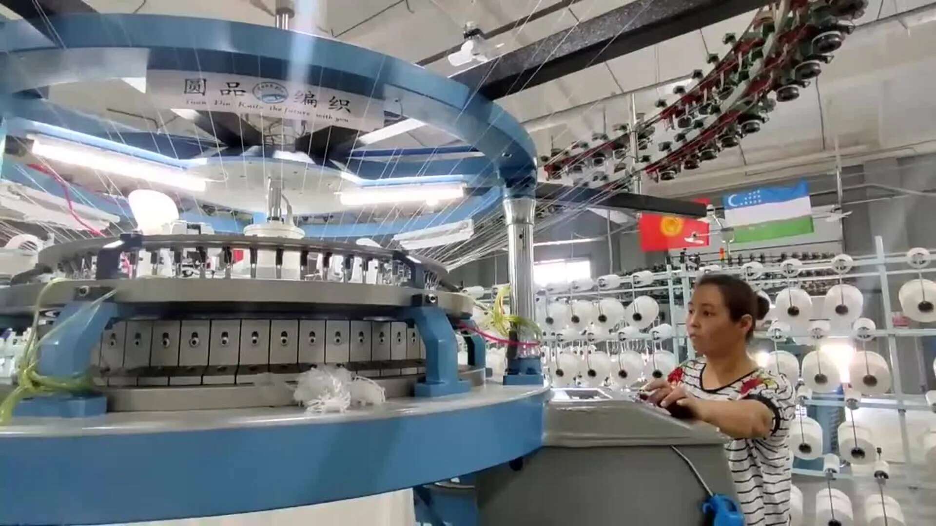 Una nueva fábrica textil da trabajo a 150 kirguises en Kara