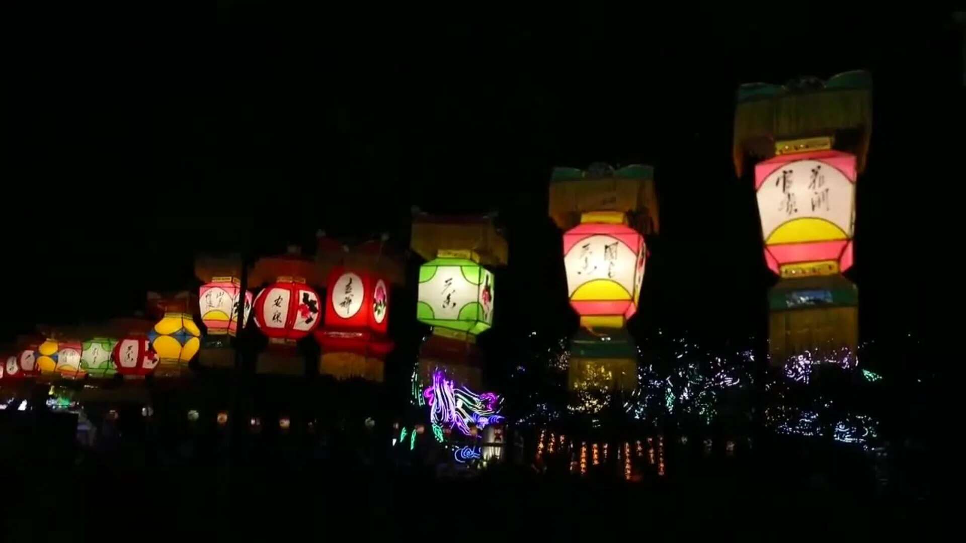 China rinde pleitesía a la luna en Medio Otoño, una de sus festividades más tradicionales