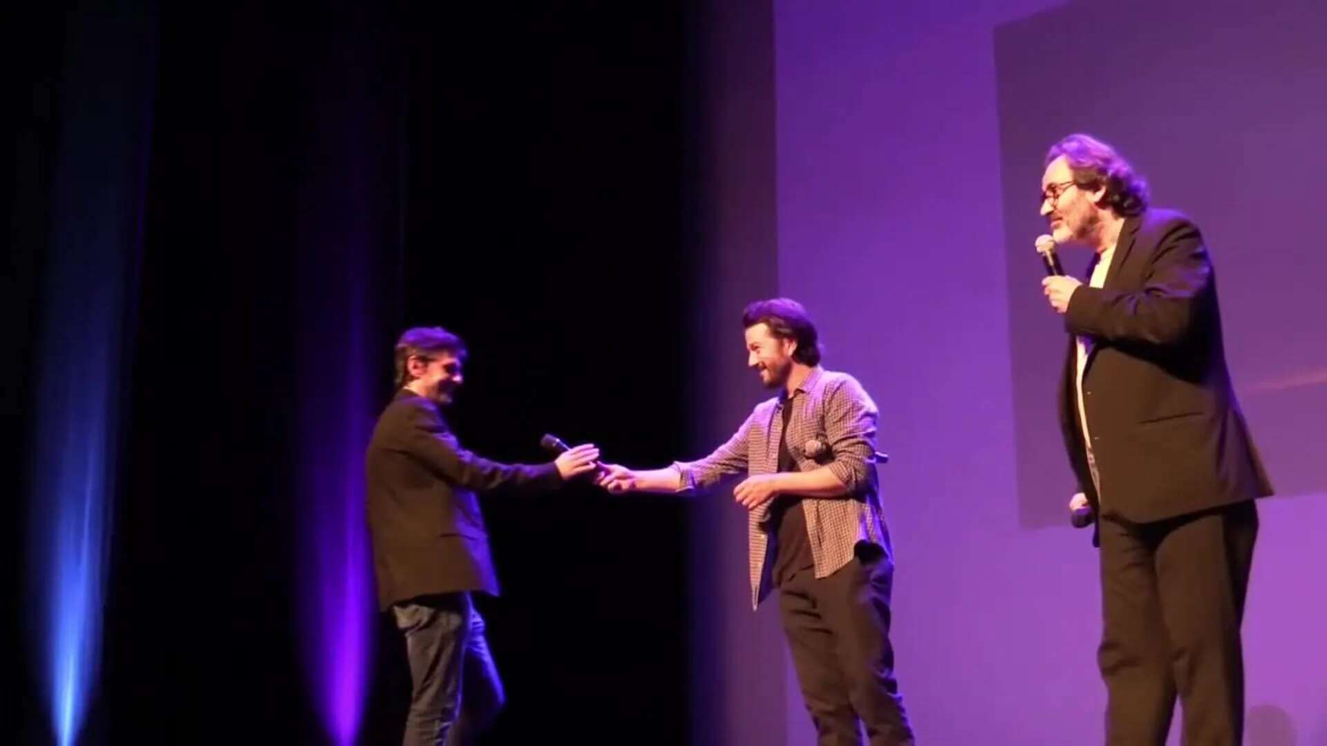 El actor mexicano Diego Luna participa en una mesa redonda tras proyectar su documental en el Festival de Biarritz