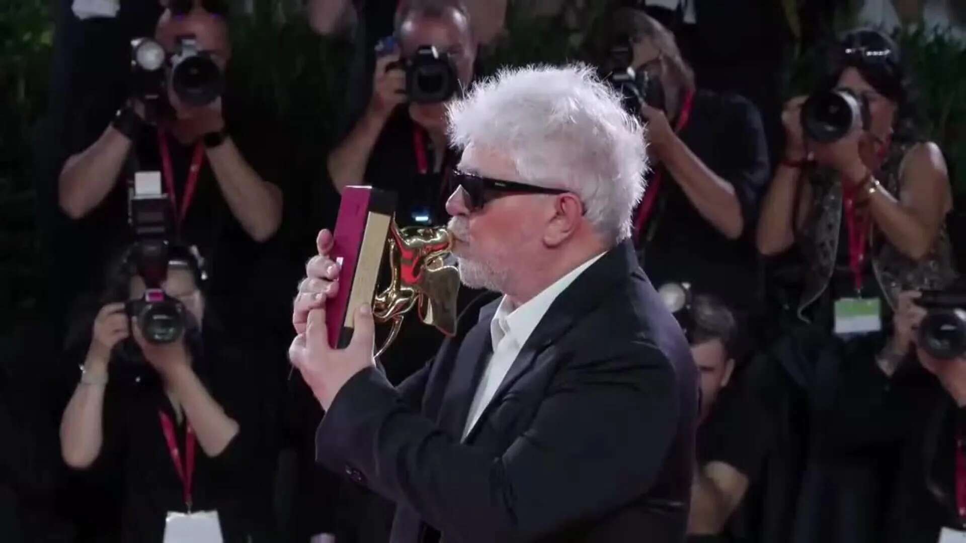 Almodóvar presenta su primer León de Oro, 57 años después de ganarlo Luis Buñuel