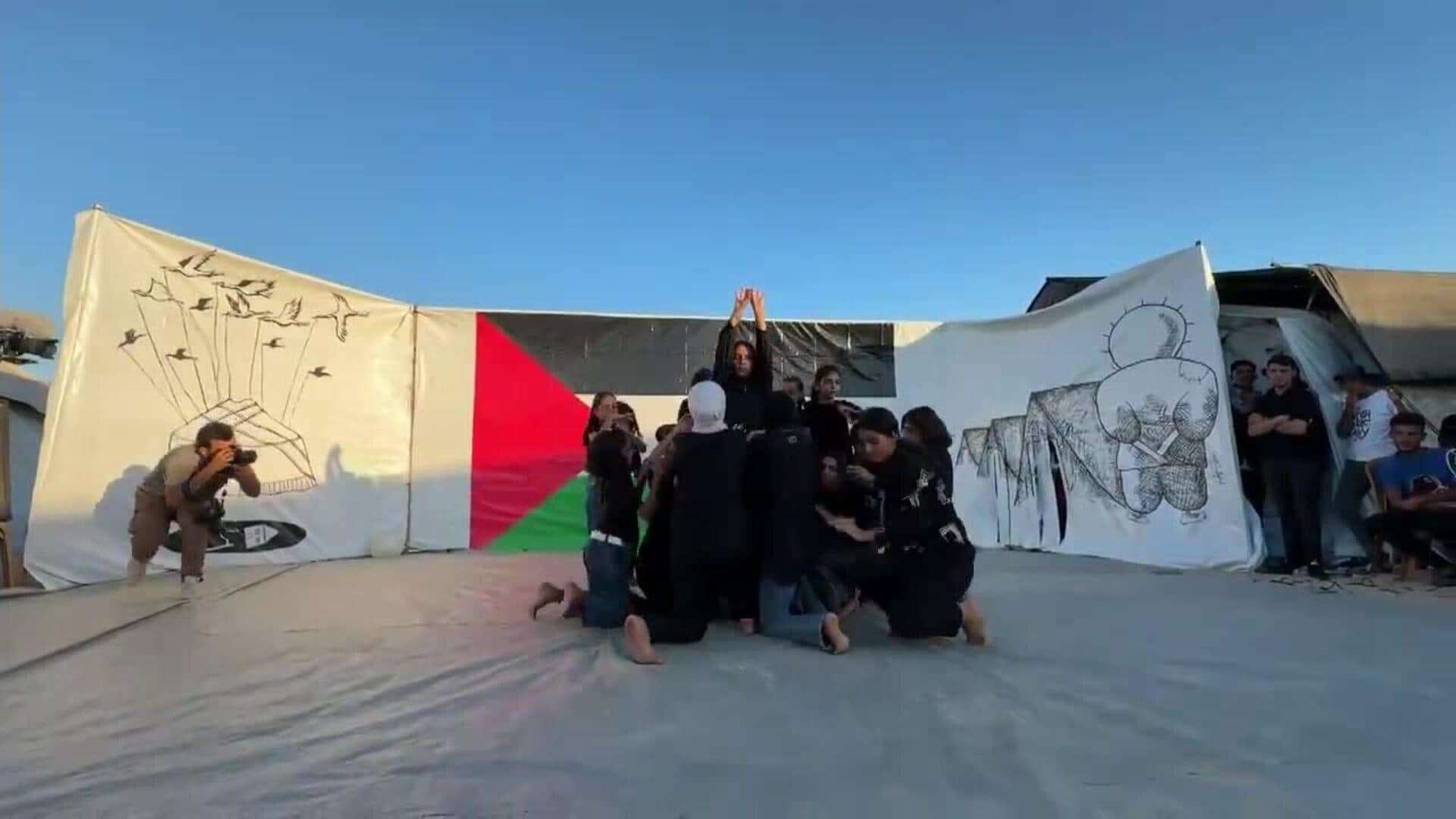 Una agrupación de danza gazatí interpreta bailes folclóricos en uno de los campamentos de desplazados de Jan Yunis