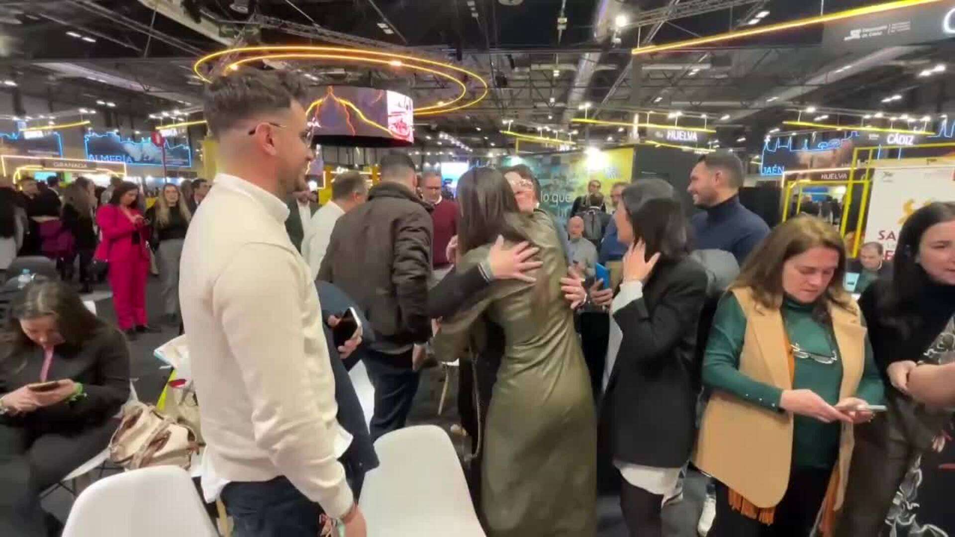 Un empresario interrumpe su presentación en Fitur para pedir matrimonio a su novia