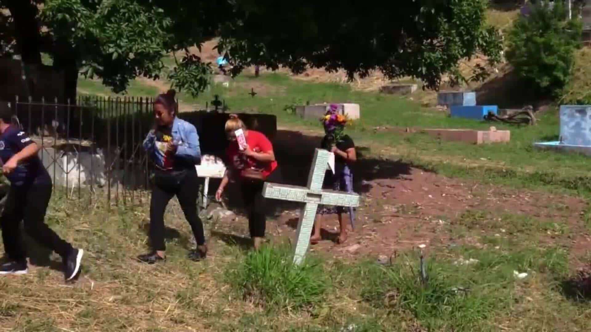 Hondureños recuerdan a sus muertos llevándoles flores y música a los cementerios