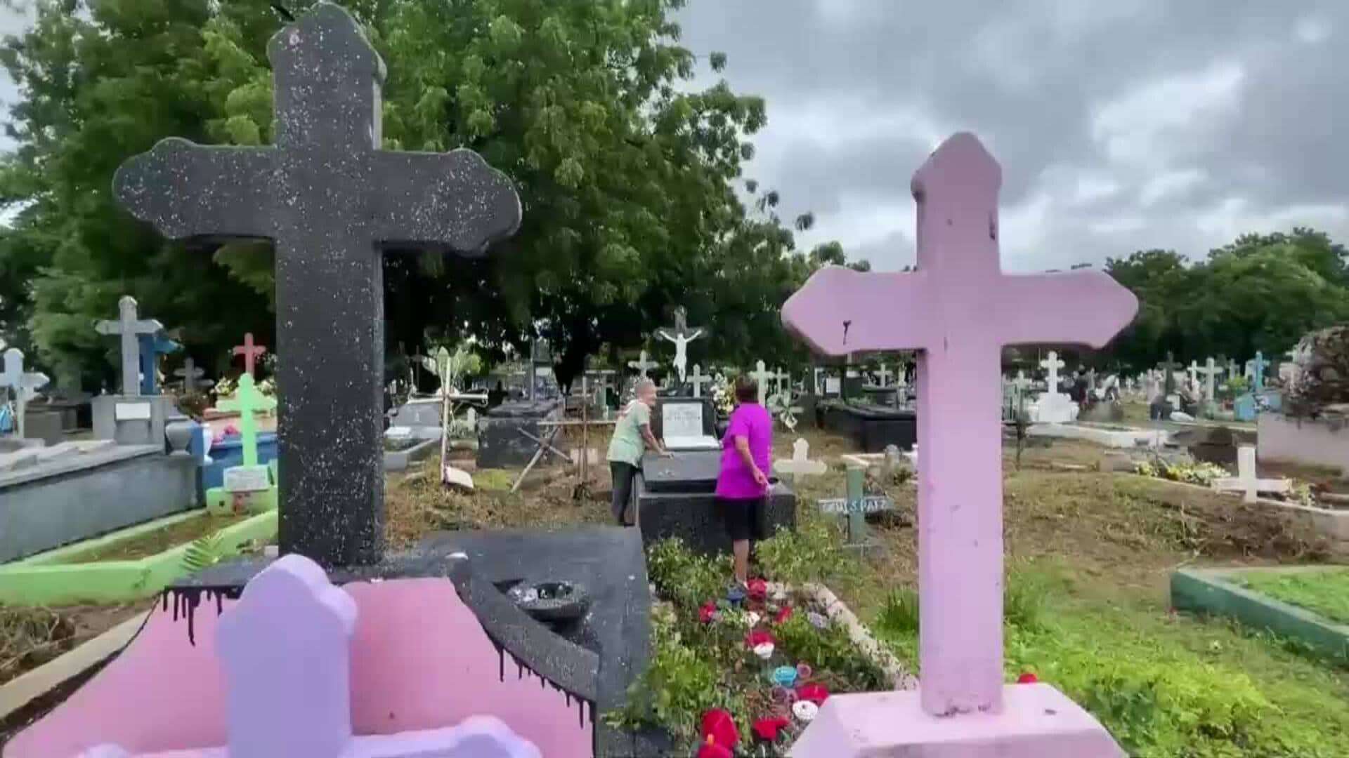 Nicaragüenses conmemoran el Día de los Muertos entre flores, música y tradiciones familiares