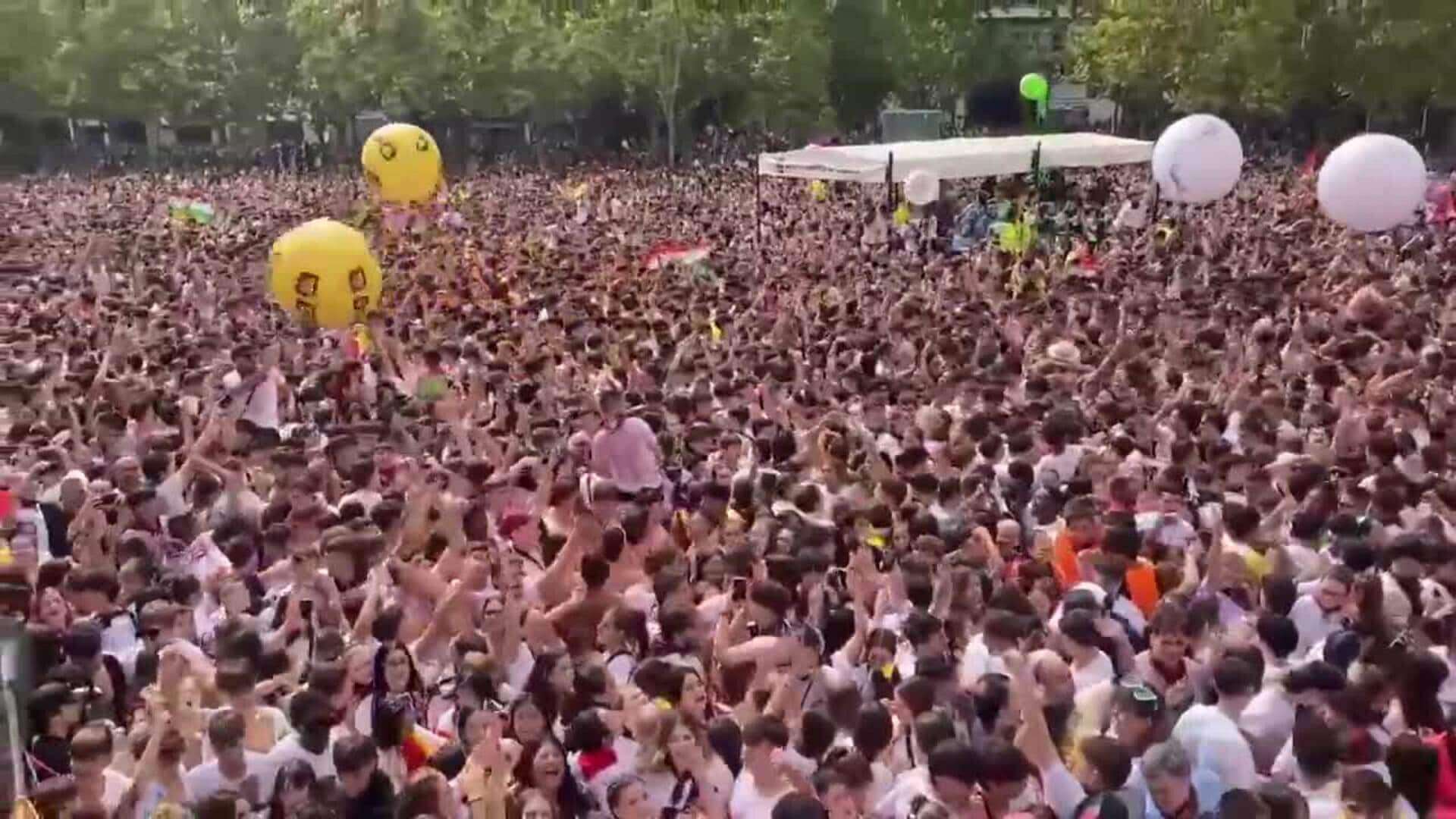 Un multitudinario chupinazo, con pañuelos y el himno de Logroño, abre los sanmateos 2024