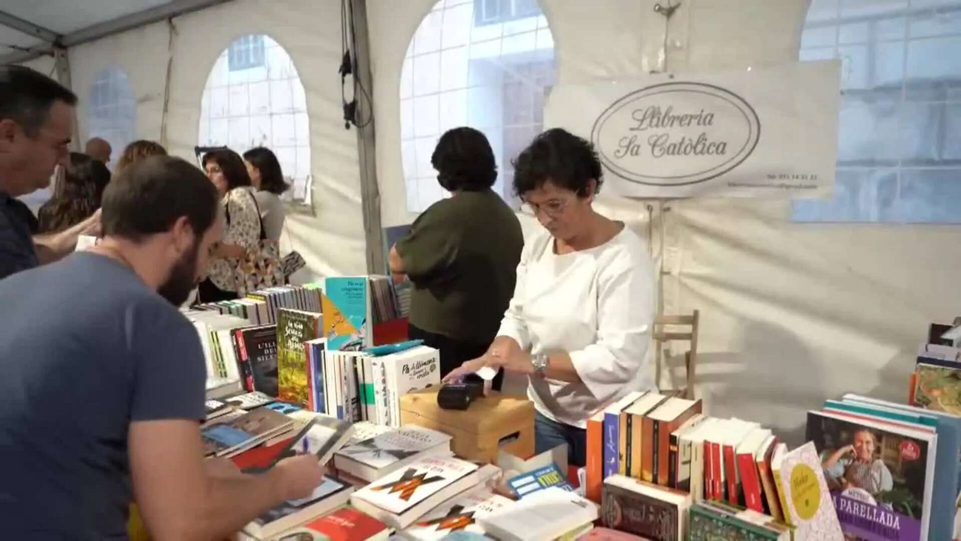 La XIX Feria del Libro en Catalán de Menorca desafía al mal tiempo en Mahón