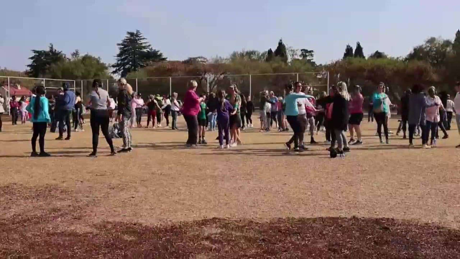 Una sesión de danza silenciosa con meditación sirve para celebrar el Día del Patrimonio sudafricano en Johannesburgo