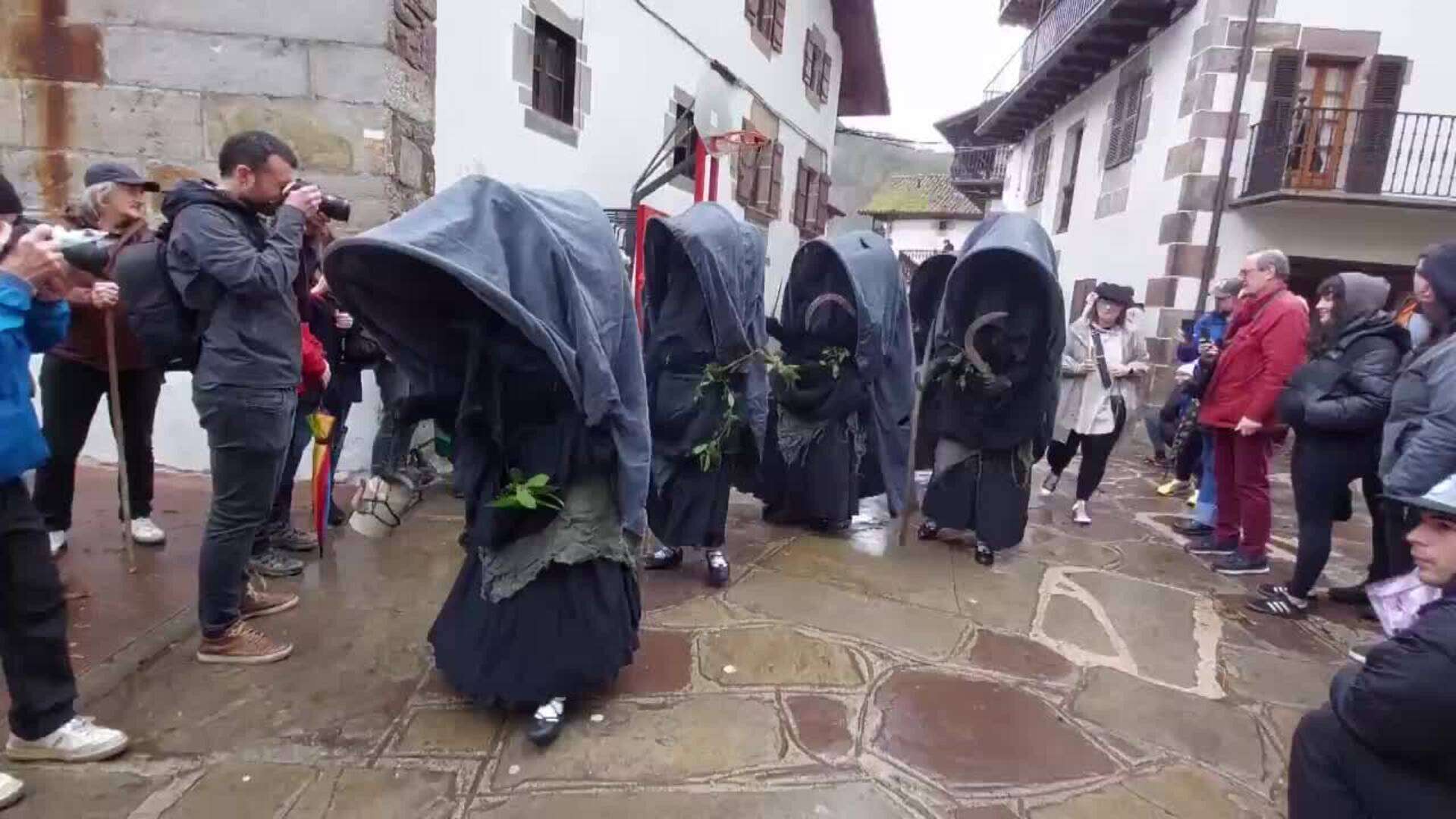 Los joaldunak de Ituren cumplen con la tradición del carnaval visitando Zubieta (Navarra)