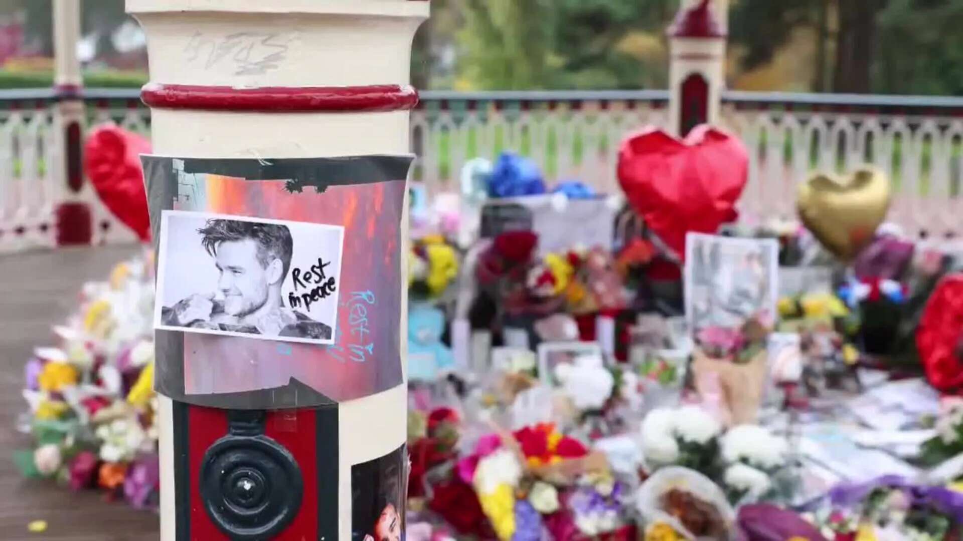 Un memorial improvisado en Wolverhamptonm para recordar a Liam Payne