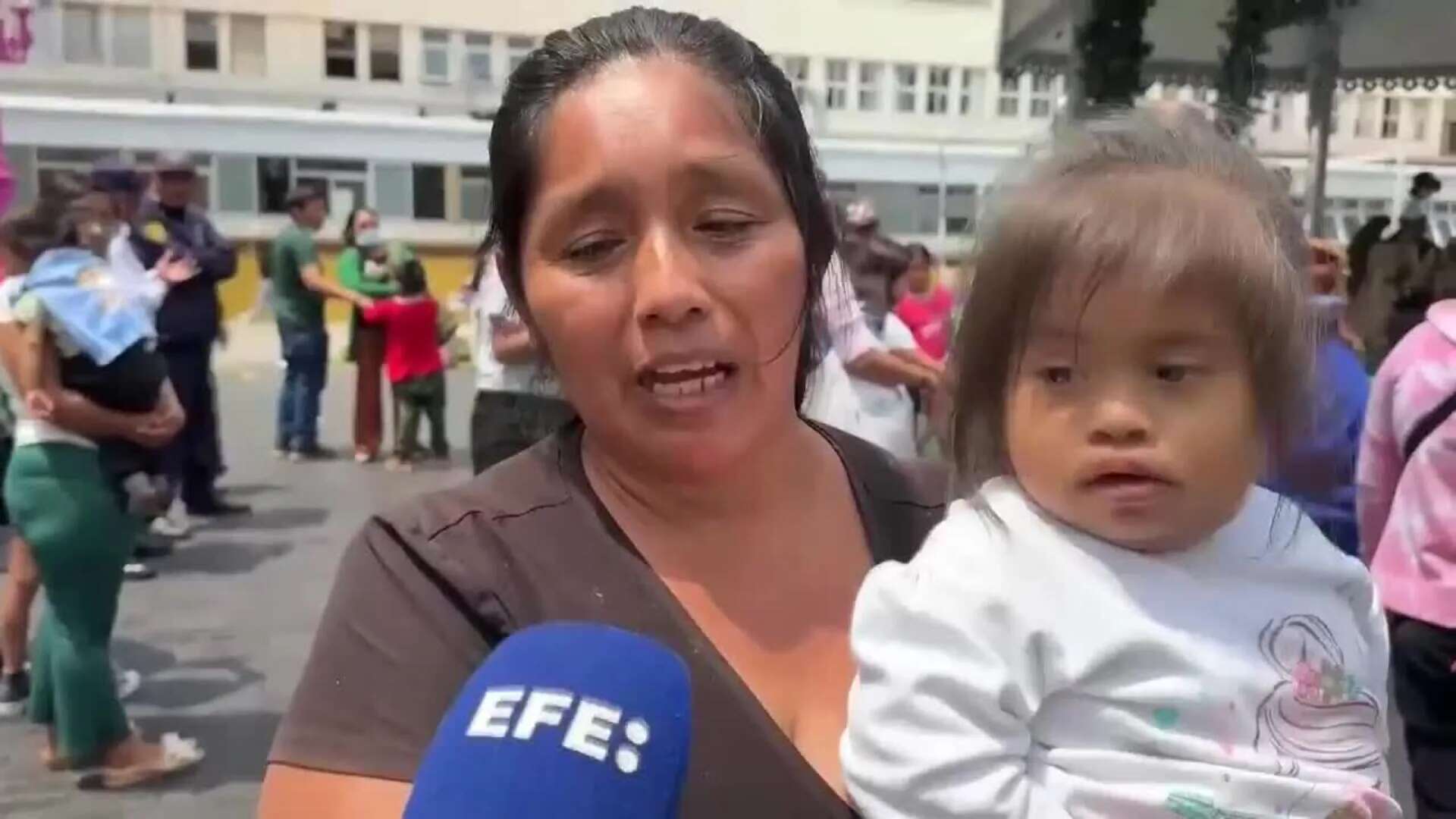 Los Reyes Magos de la Policía de Perú llegan al principal hospital infantil del país