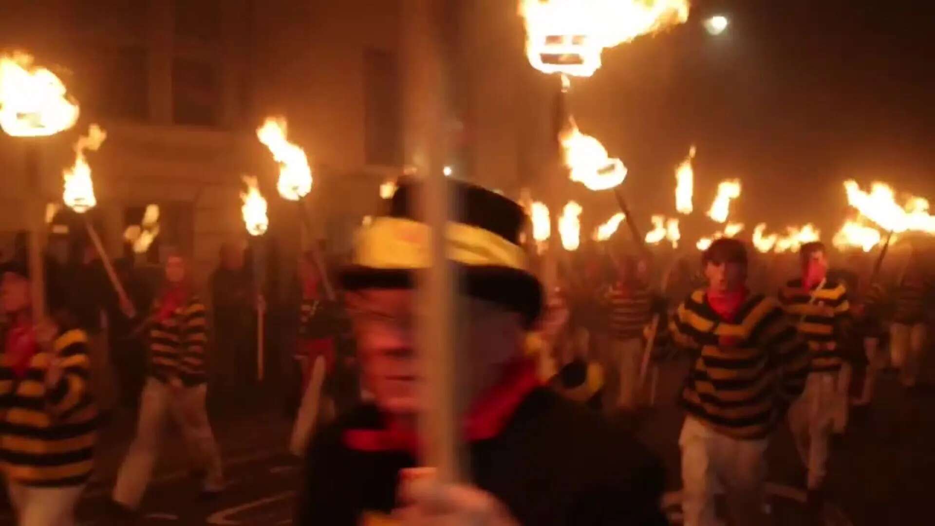 Lewes celebra con antorchas encendidas la noche de Guy Fawkes