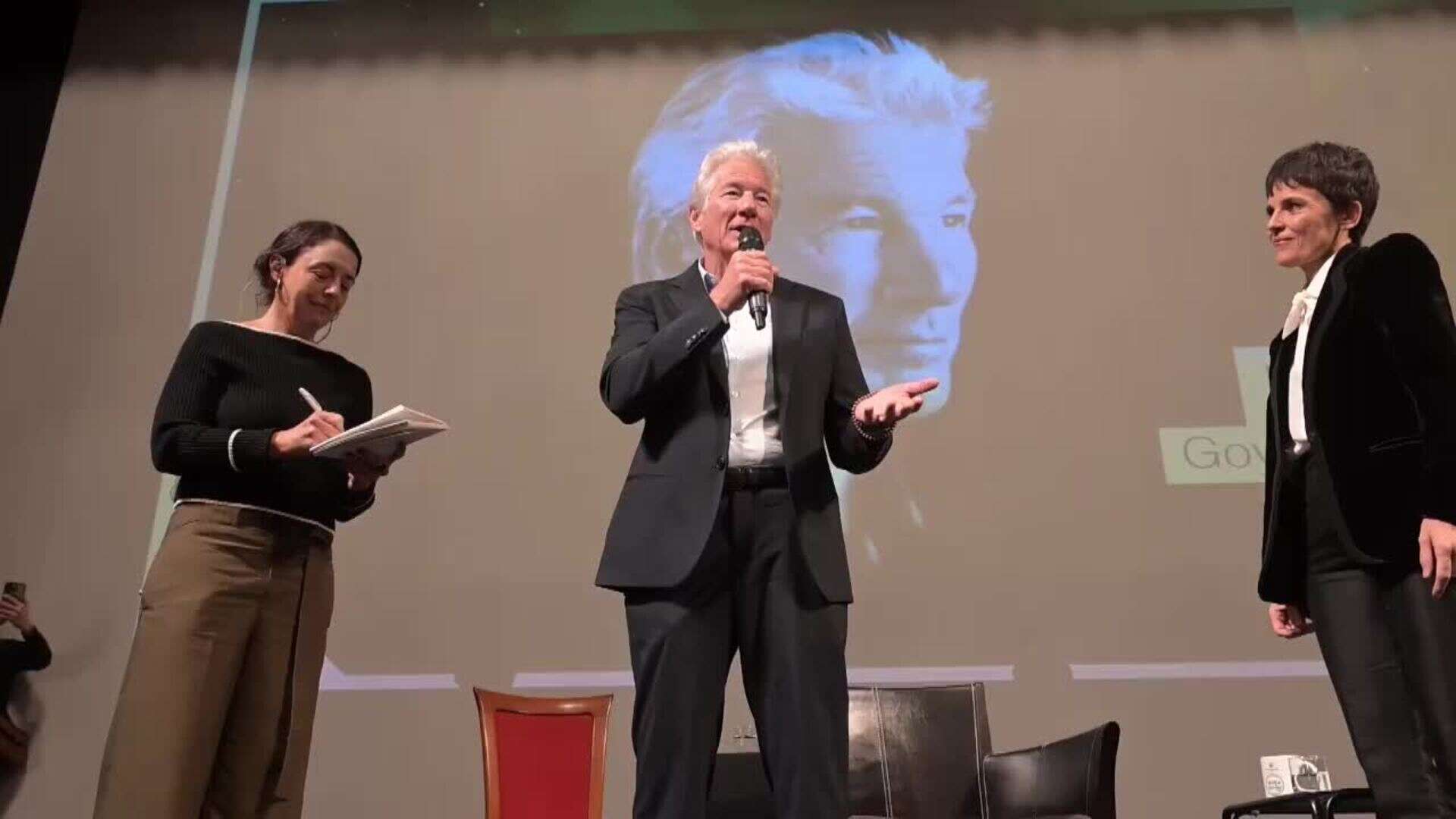 Granada entona su pasión por Richard Gere en una jornada de película