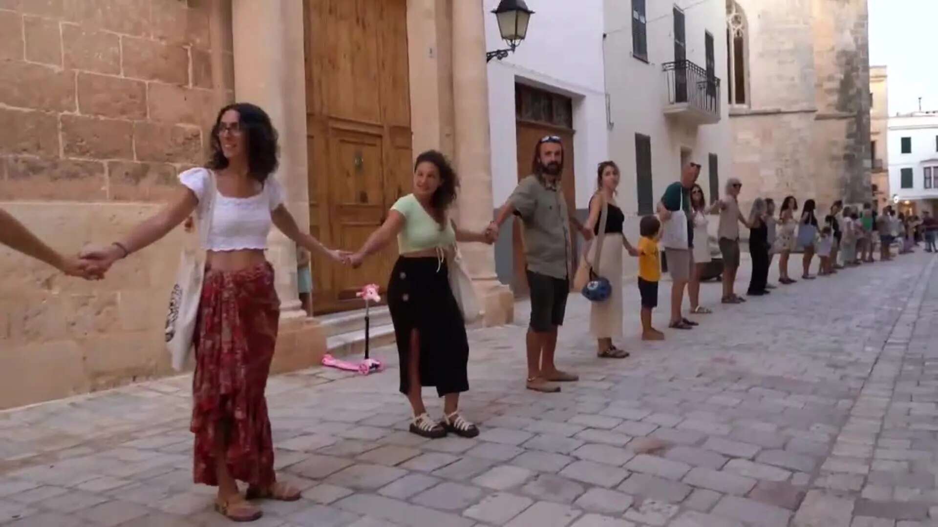 Unas 700 personas protestan en Menorca contra el turismo que expulsa a los residentes