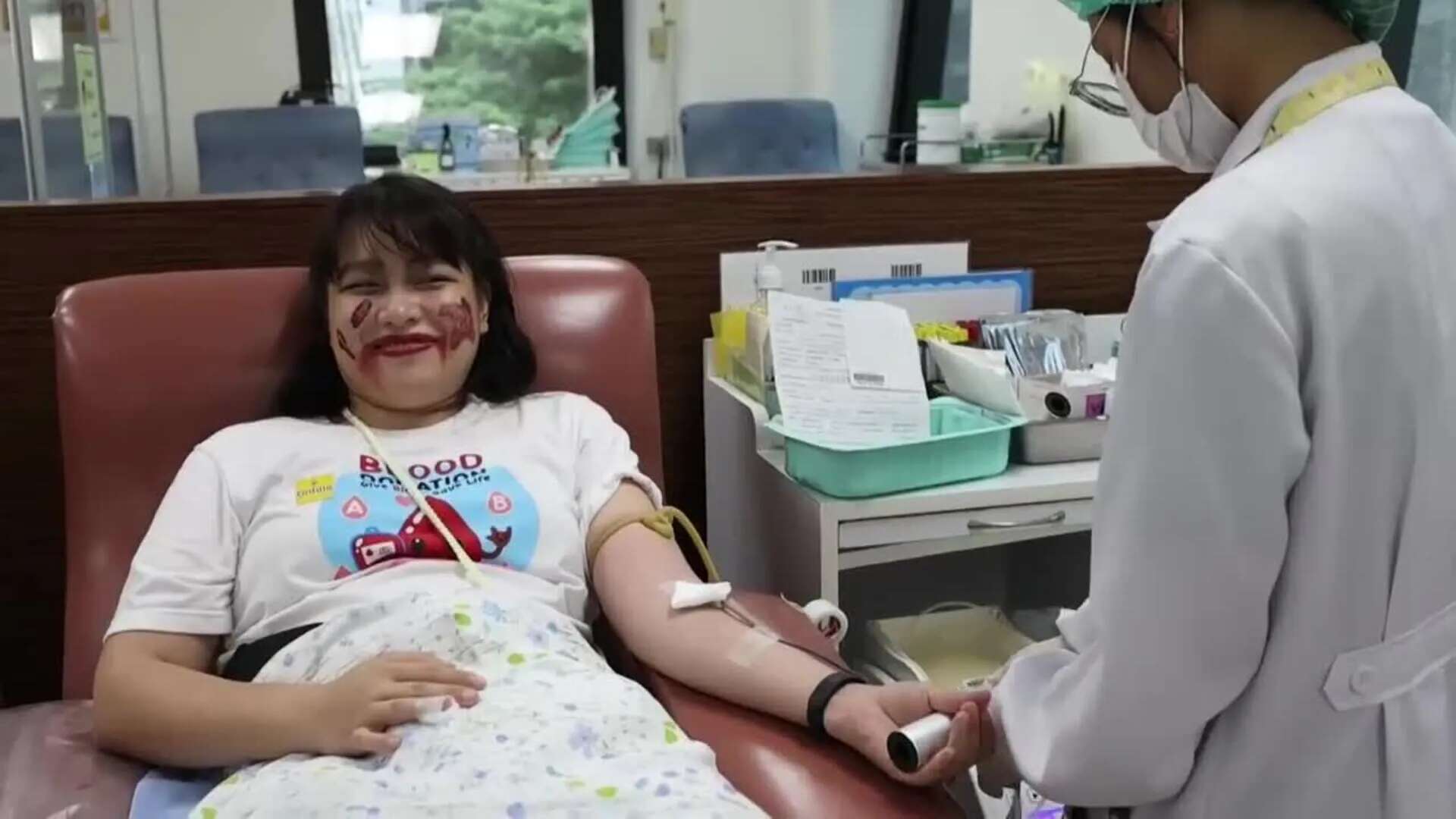 Donantes de sangre en Bangkok conviven con 