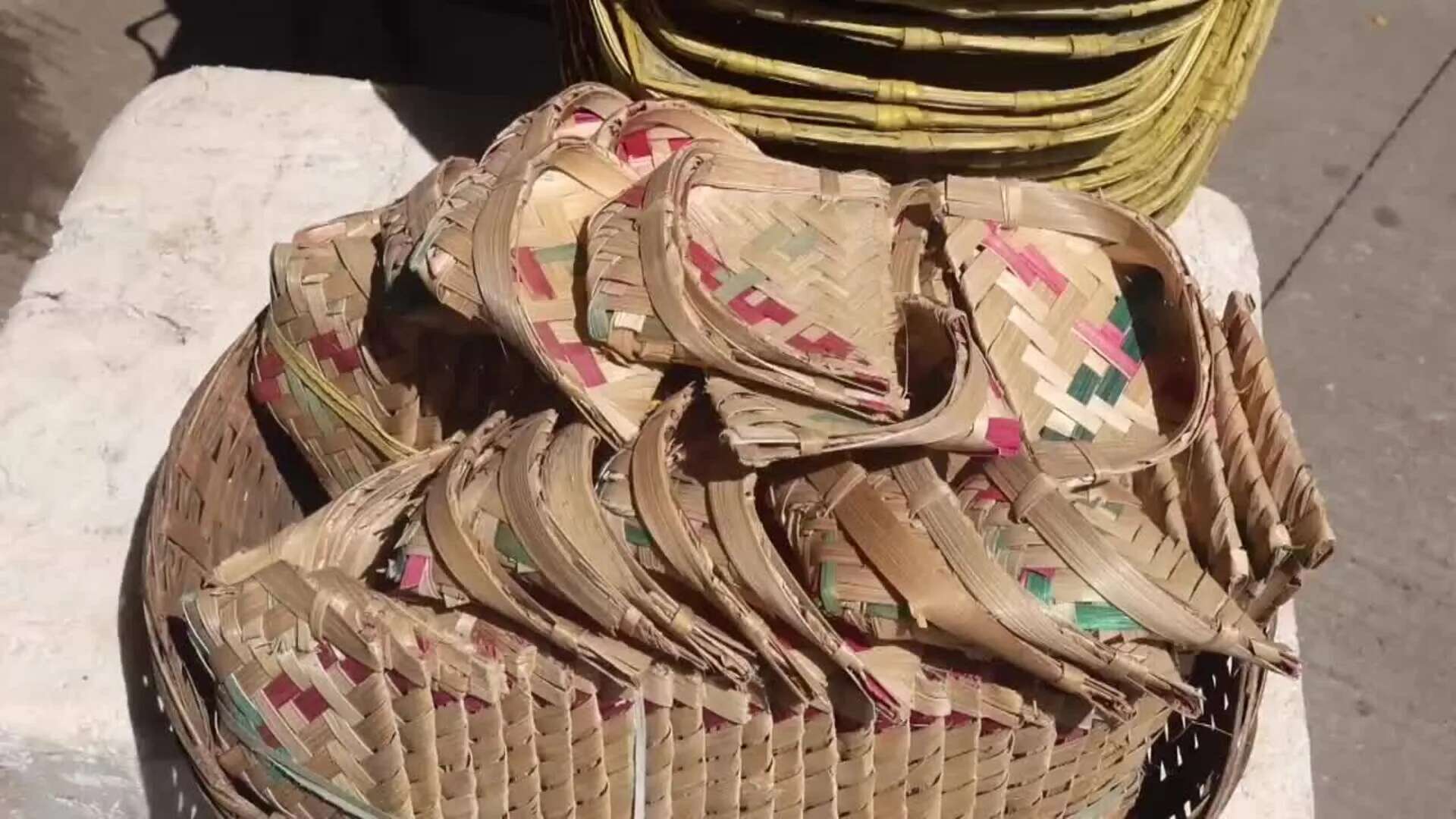 Artesano indio elabora canastas tradicionales de bambú en Bangalore